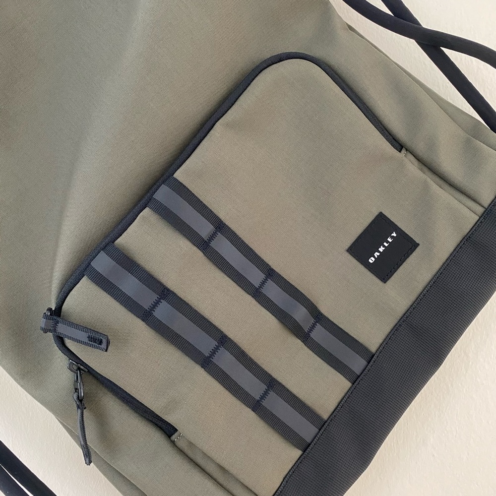 NEW OAKLEY UTILITY SATCHEL BAG - Picture 3 of 4